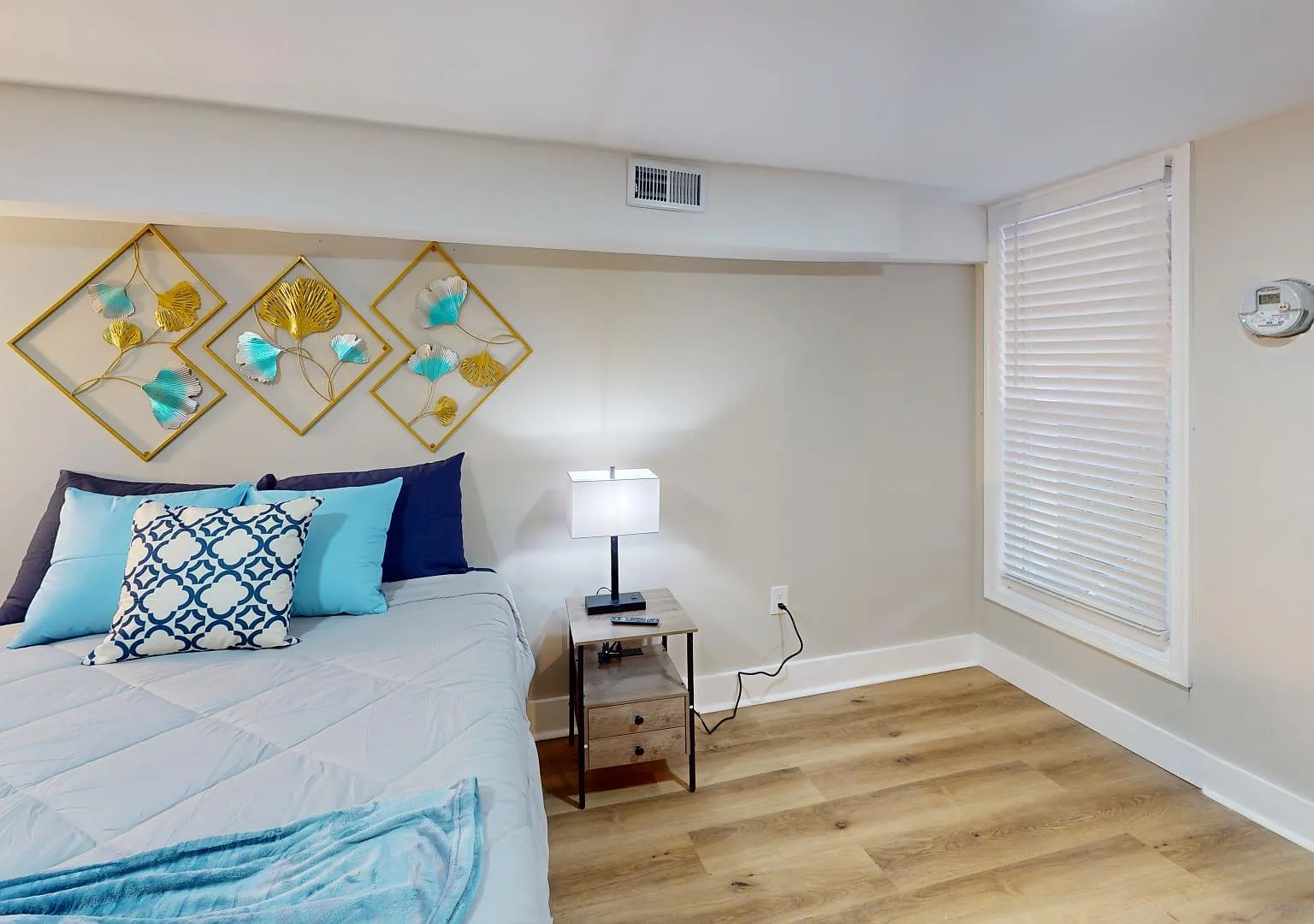 4 bed, 4.0 bath, 1800 sqft, $866 — Photo 2