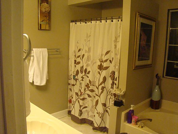 Ensuite w/ garden tub