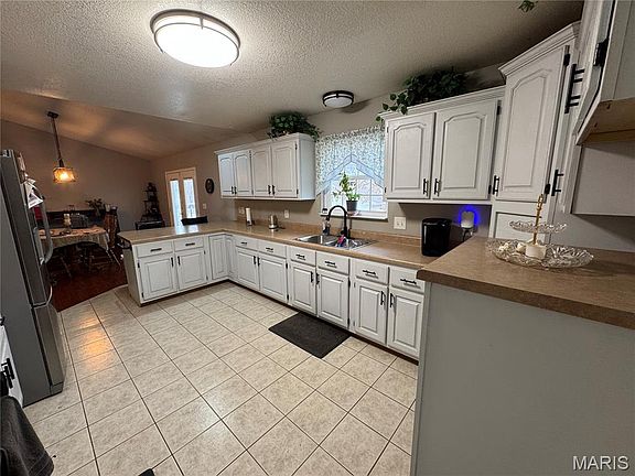 5th image of 353 Meadow View Dr