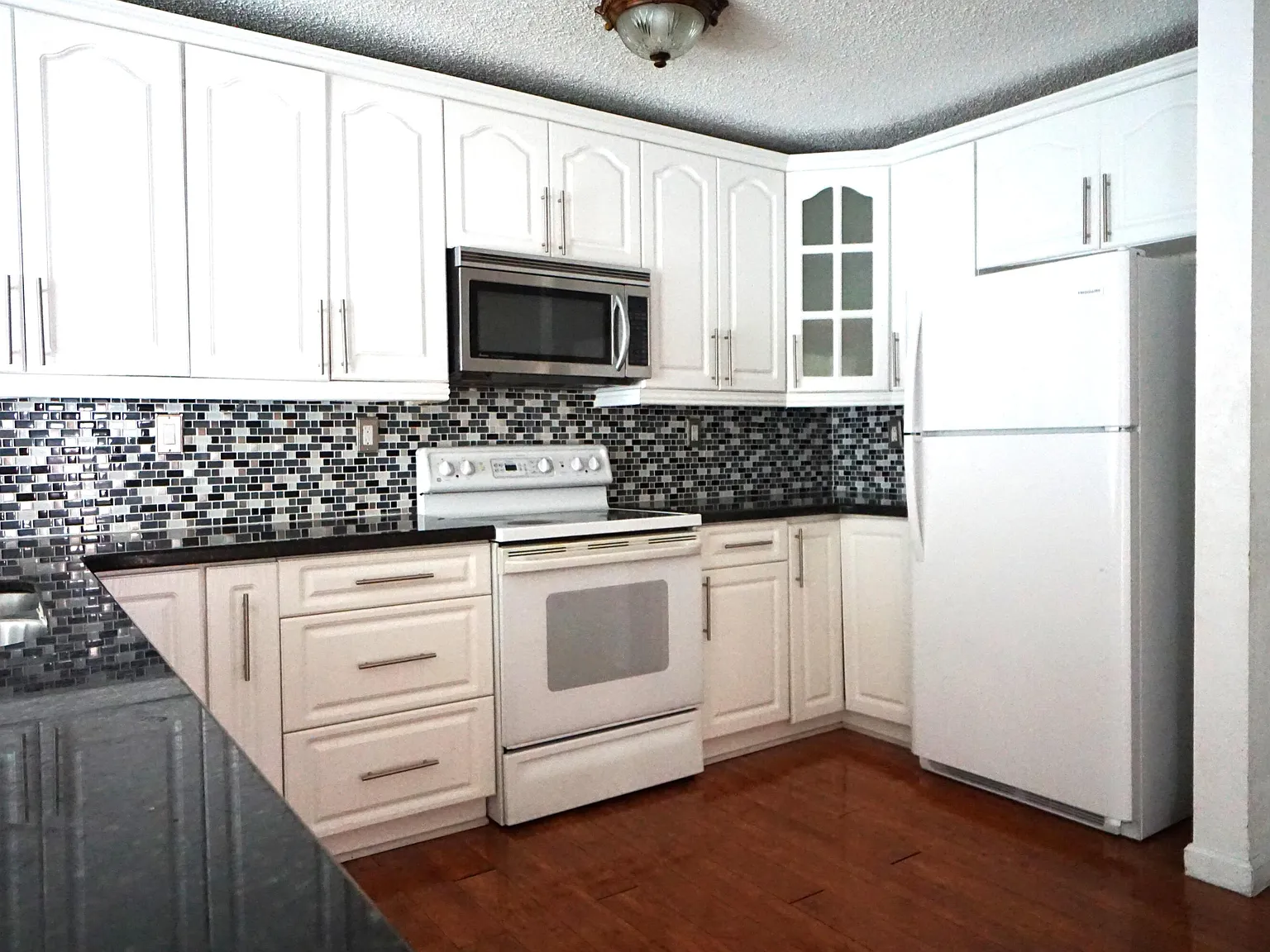 4 bed, 2.0 bath, 1925 sqft, $3,650 — Photo 4