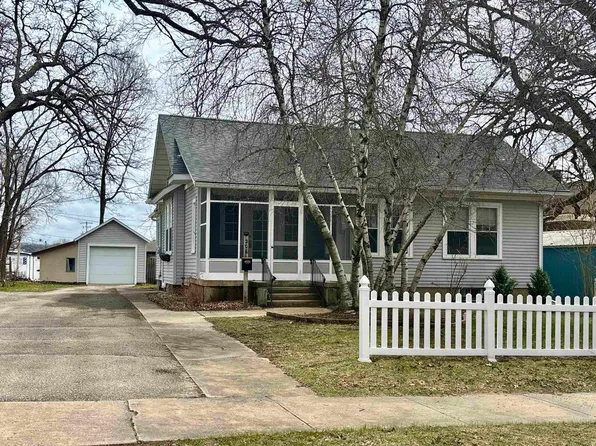 206 East St, Decorah, IA 52101