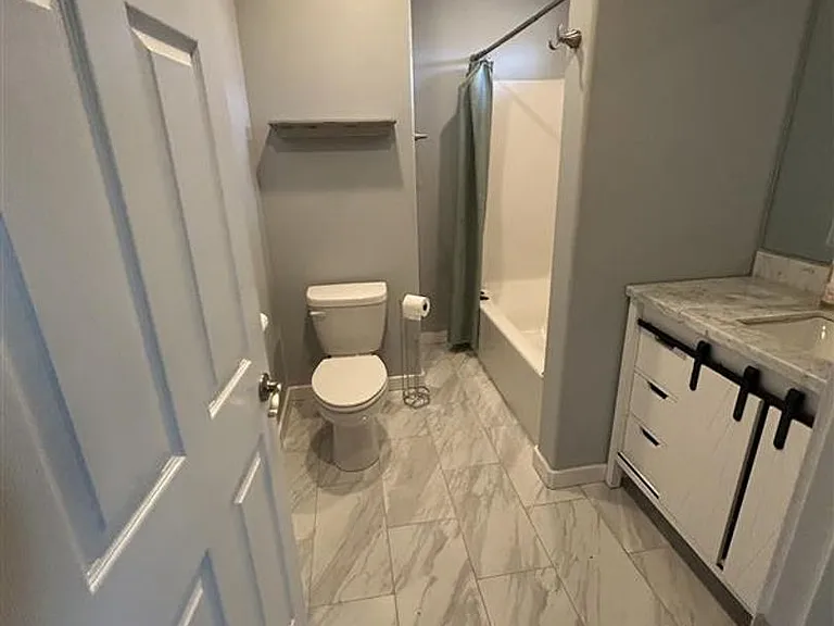 211 Baker St — Photo 11