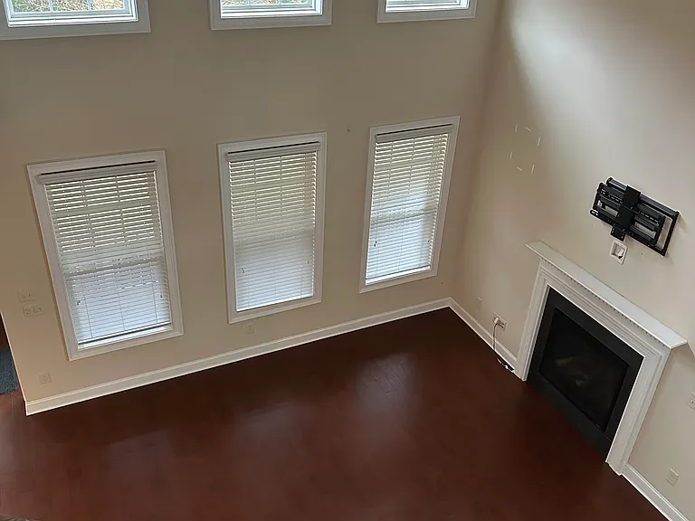 Tall ceiling Living room
