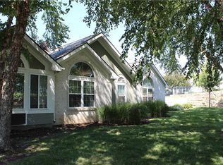 7123 Meadow View St, Shawnee, KS 66227