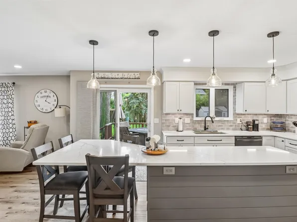 5905 Crabapple Ln, Johnston, IA 50131