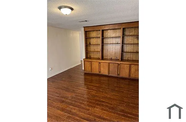 Building Photo - 2235 Scanlon Dr