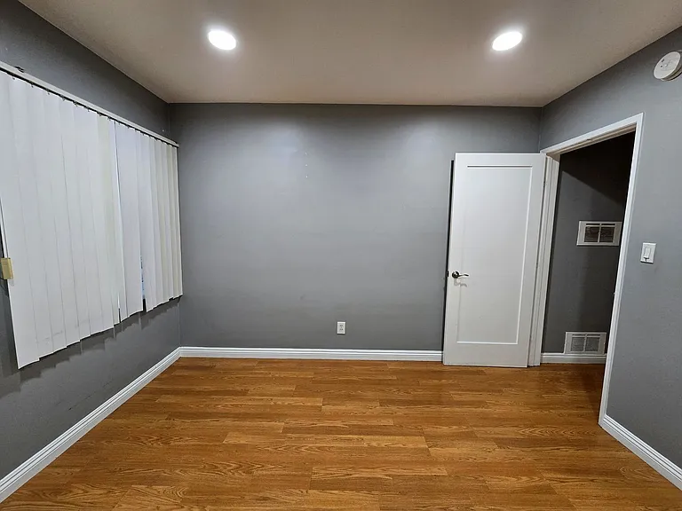 7419 Woodley Ave — Photo 8