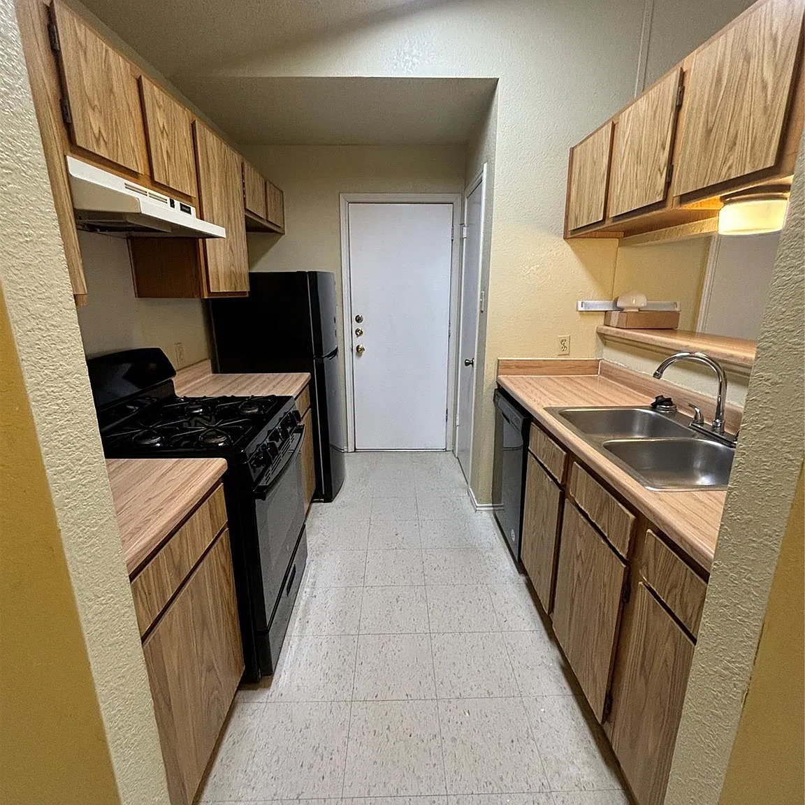 3 bed, 2.0 bath, 1057 sqft, $1,545 — Photo 4