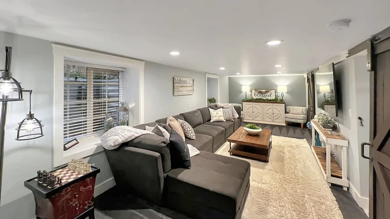4 bed, 2.0 bath, 2561 sqft, $10,072 — Photo 3