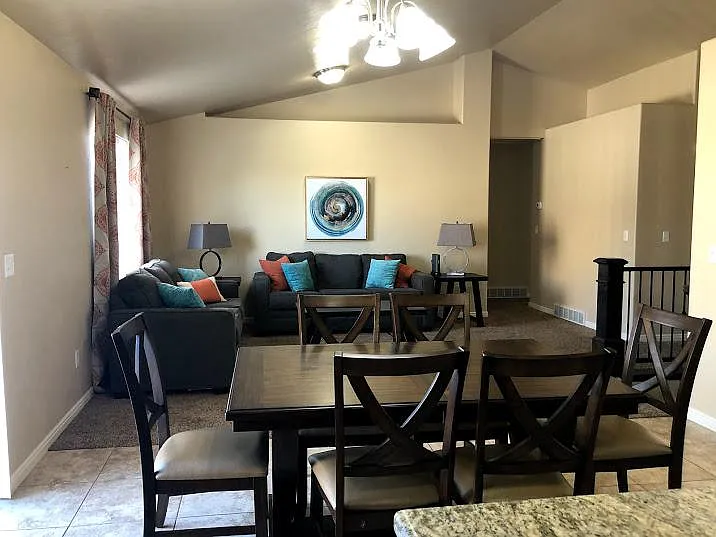 6 bed, 3008 sqft, $650 — Photo 4