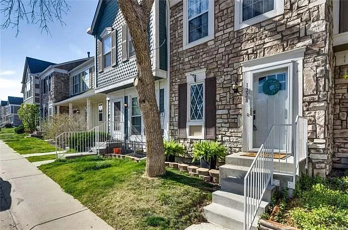 2 bed, 1.5 bath, 1540 sqft, $2,300 — Photo 2