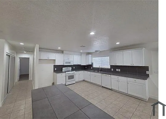 9425 Vista Del Valle — Photo 1