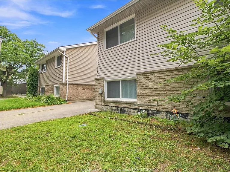 1229 Arncliffe Place — Photo 3
