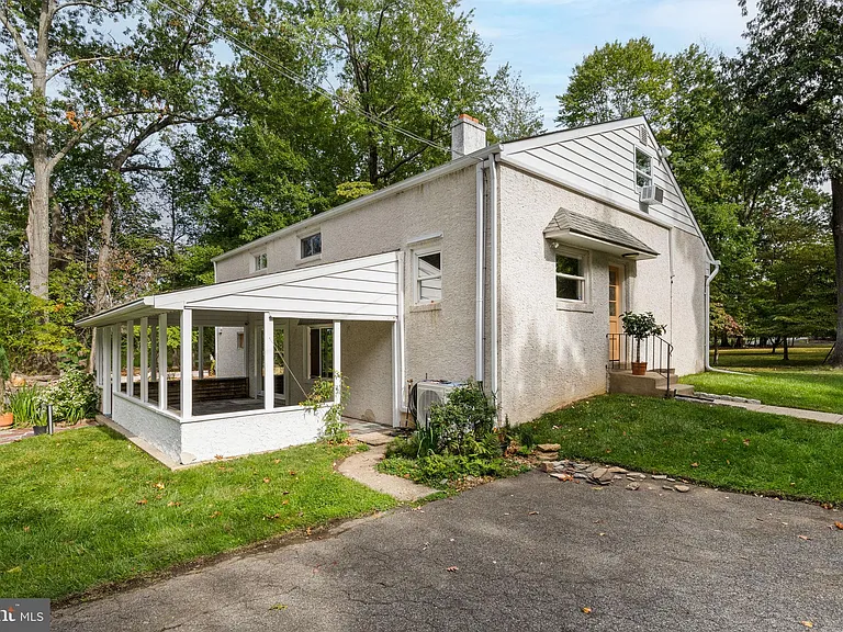 601 Cathcart Rd — Photo 32