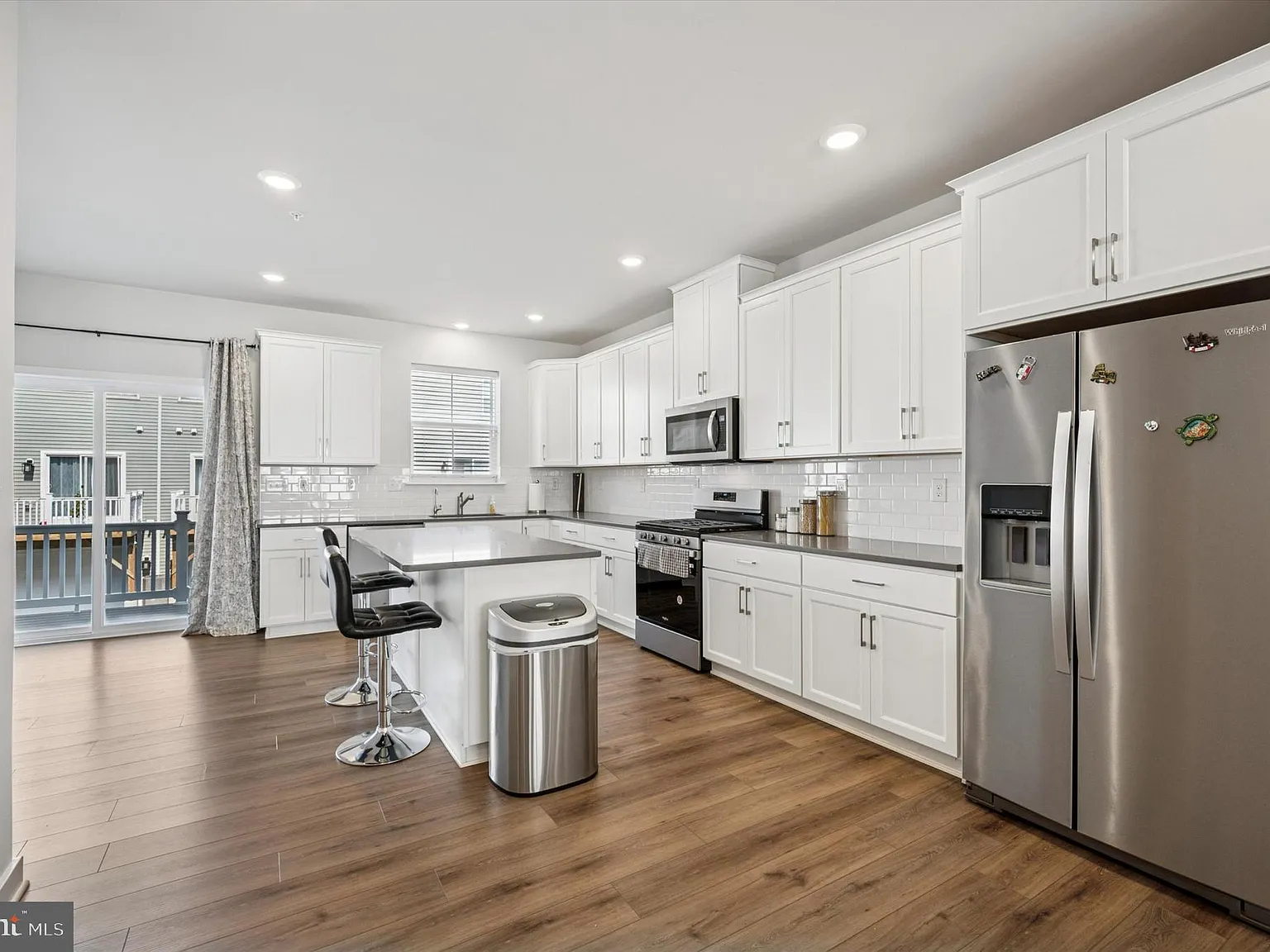 3 bed, 5.0 bath, 2400 sqft, $3,500 — Photo 4