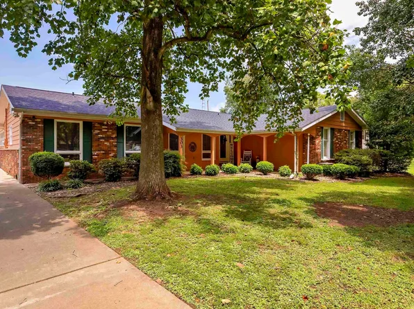 303 E Bond St, Benton, IL 62812