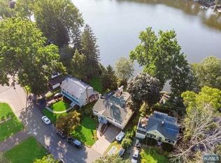 89 Lakeshore Dr, Oakland, NJ 07436
