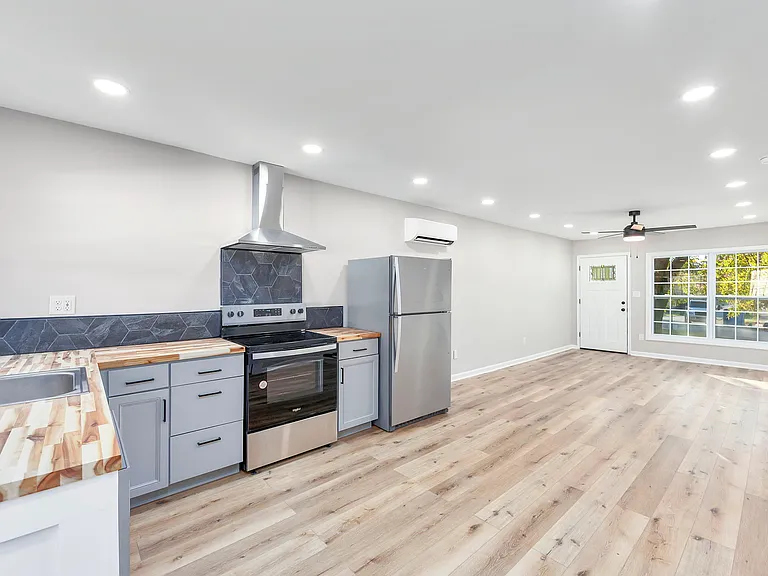 135 W Grand Ave #A — Photo 10