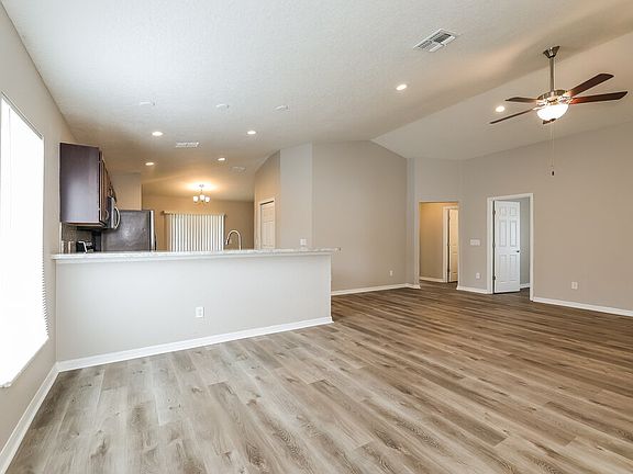 4th image of 4579 Calumet Dr