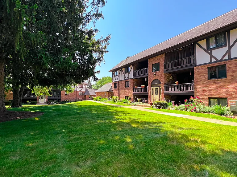 Carriage Hill Apartments — Photo 3