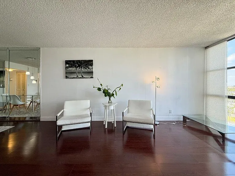 800 Parkview Dr #823 — Photo 6