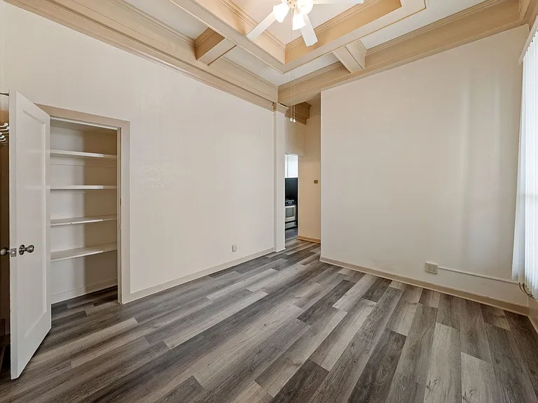207 Chester Ave — Photo 8