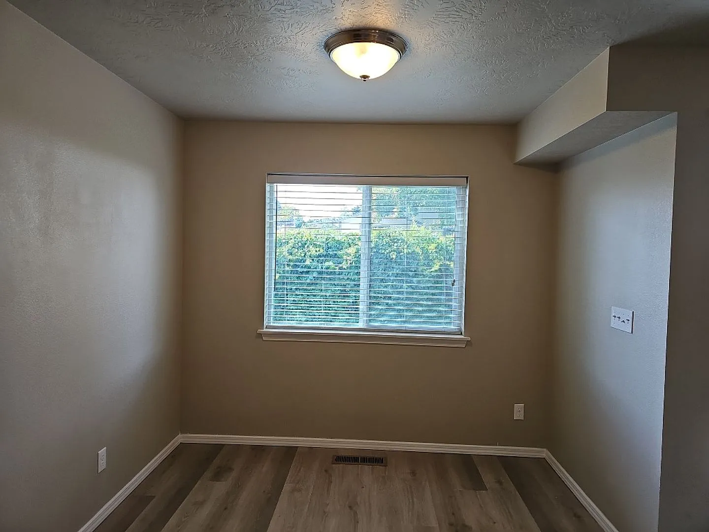 1521 W Alexandra — Photo 3