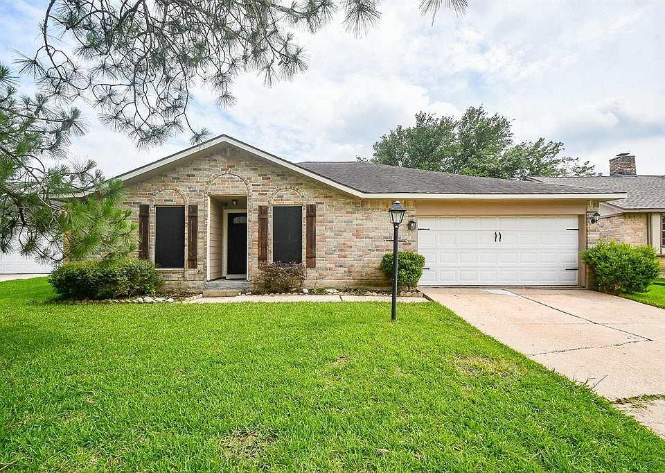 Front view of home with big front yard.