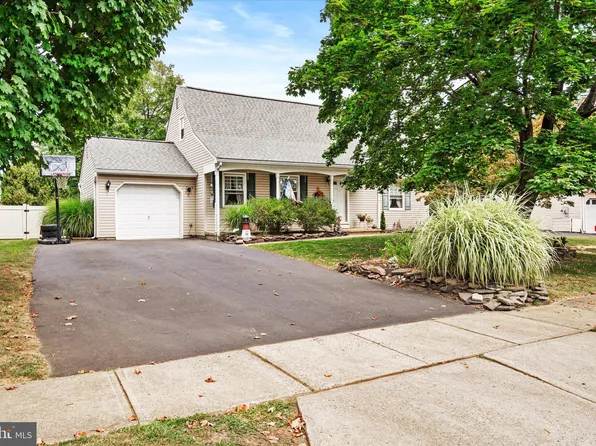 8 Misty Morn Ln, Ewing, NJ 08638