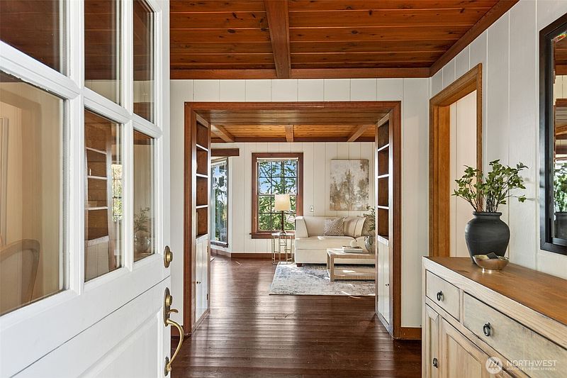 3rd image of 3226 30th Avenue W