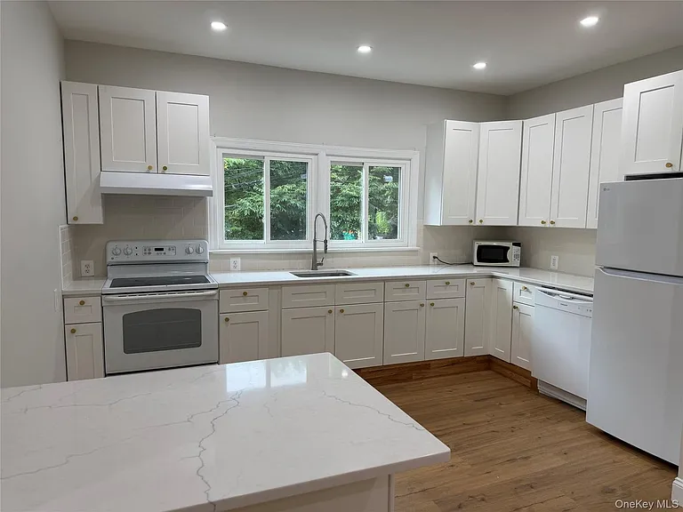 554 Main St — Photo 3