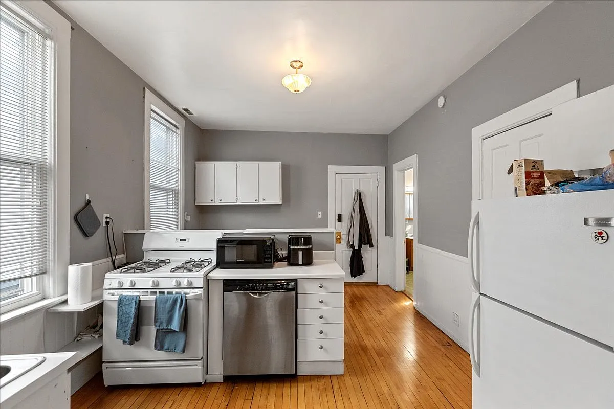2 bed, 1.0 bath, 700 sqft, $1,975 — Photo 2