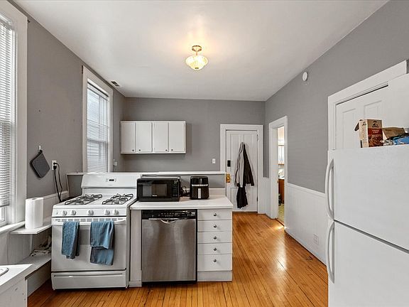 2nd image of 1421 W Fletcher St #2F