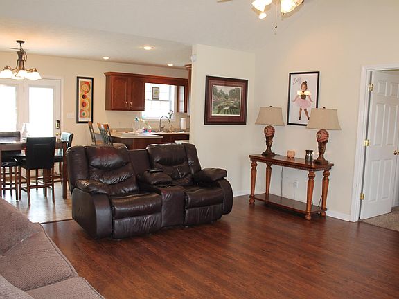 3rd image of 610 Airie Way