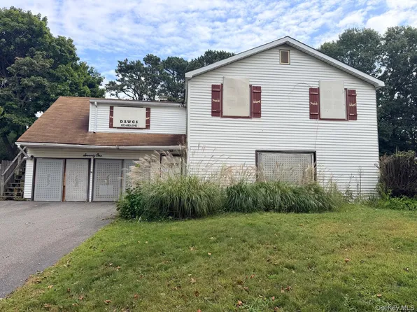 71 Matsunaye Drive, Babylon, NY 11763