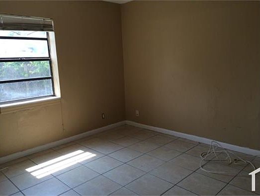 4th image of 1445 Lauderdale Villa Dr