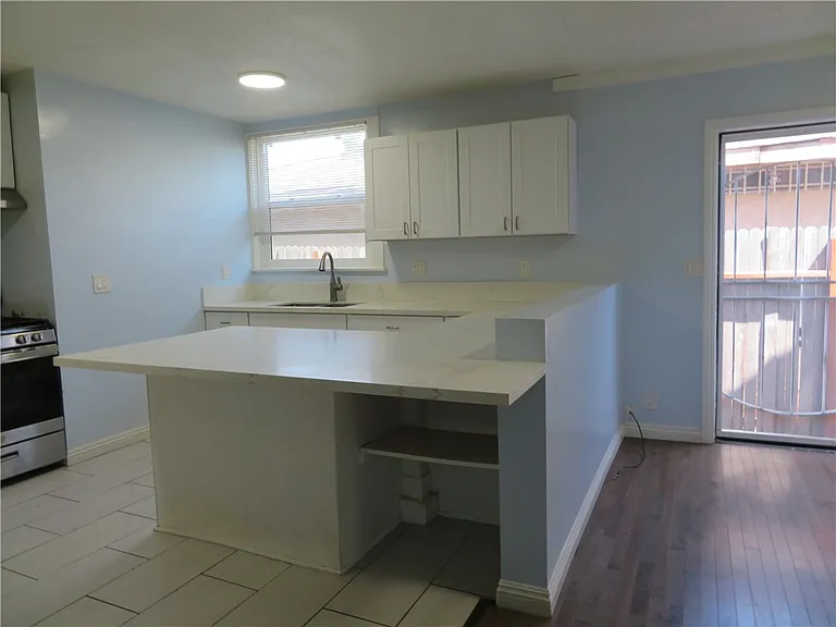 3923 S South Normandie Ave — Photo 2