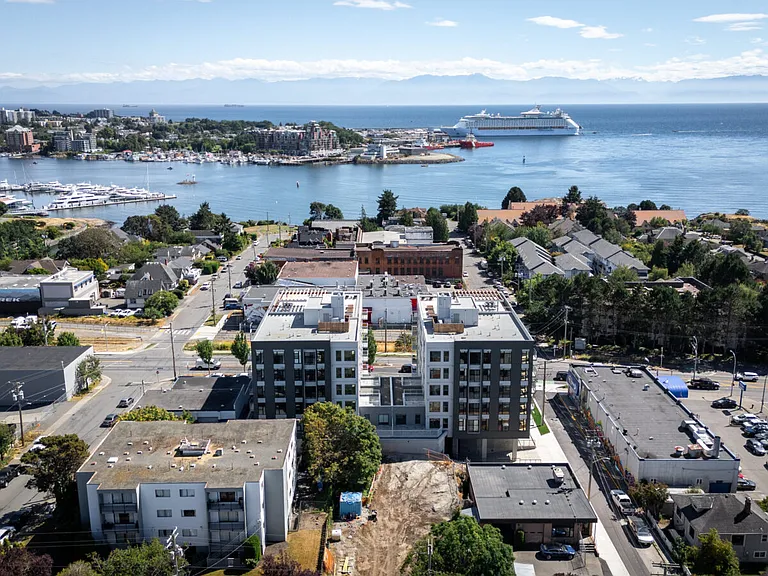 480 Esquimalt Rd — Photo 33