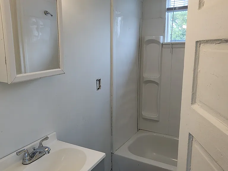 911 E 2nd St #3 — Photo 14