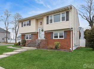34 S Cliff Rd, Colonia, NJ 07067