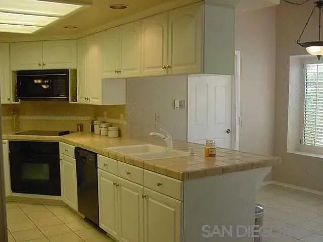 4 bed, 2.0 bath, 2120 sqft, $4,990 — Photo 3