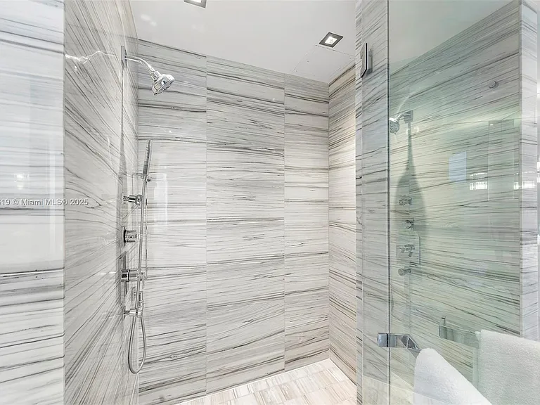 2201 Collins Ave — Photo 46