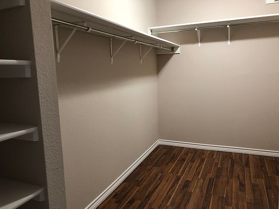 Master walkin closet w/shelf