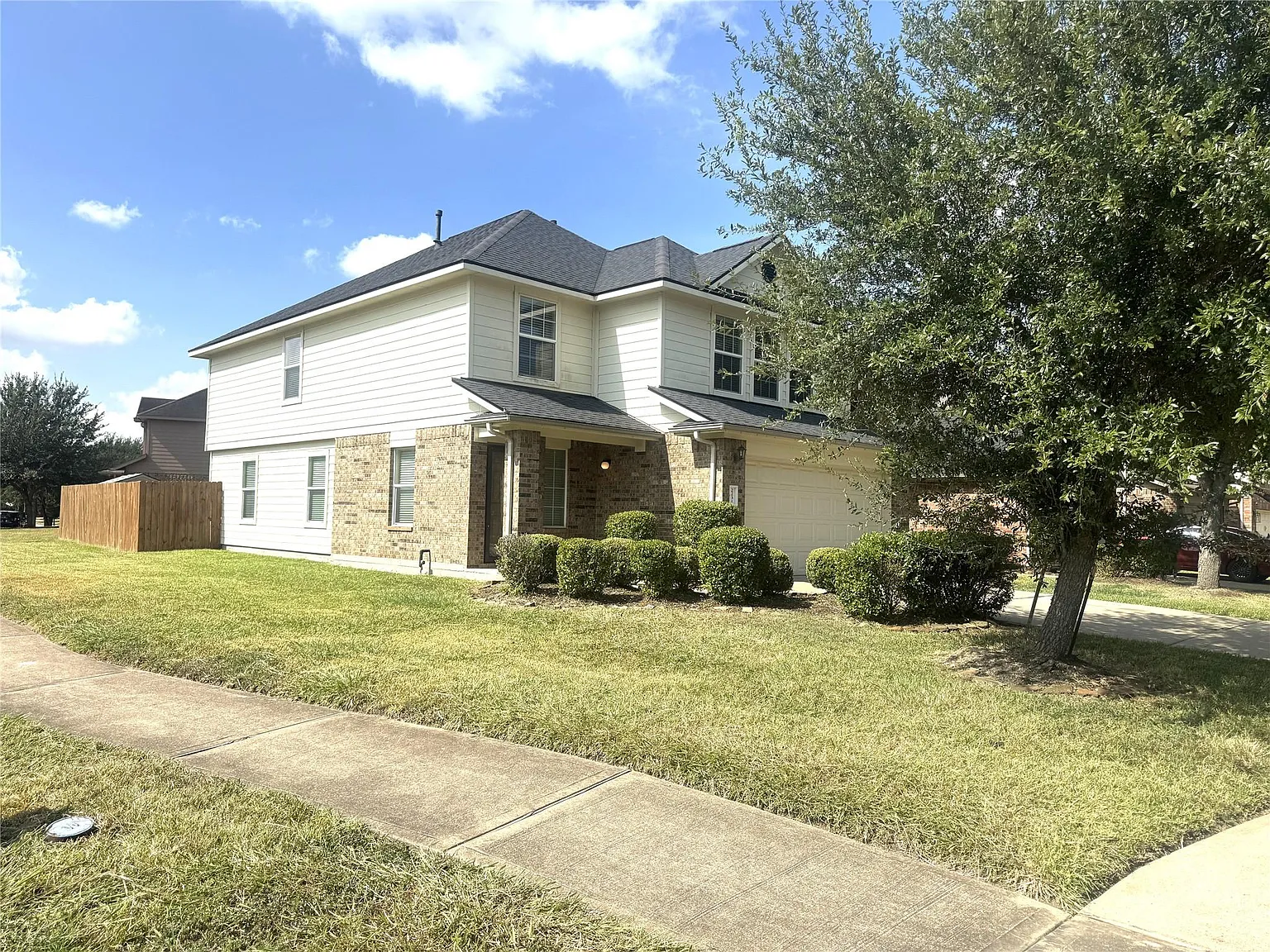 4 bed, 2.5 bath, 2380 sqft, $2,300 — Photo 3