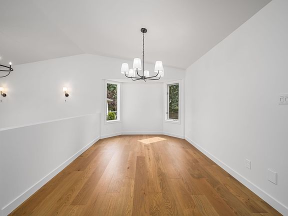 5th image of 12 Invermere Pl