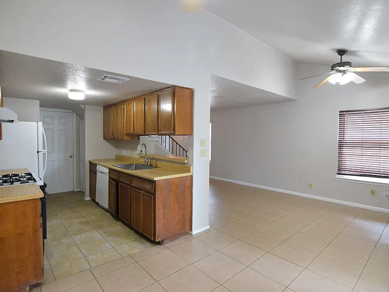 2403 Skylark Cir — Photo 4