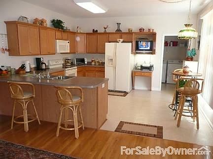 SPACIOUS OPEN KITCHEN - MAIN LEVEL
						:
						ROOM FOR TABLE OF 4 / PLUS SEATING AT COUNTER
