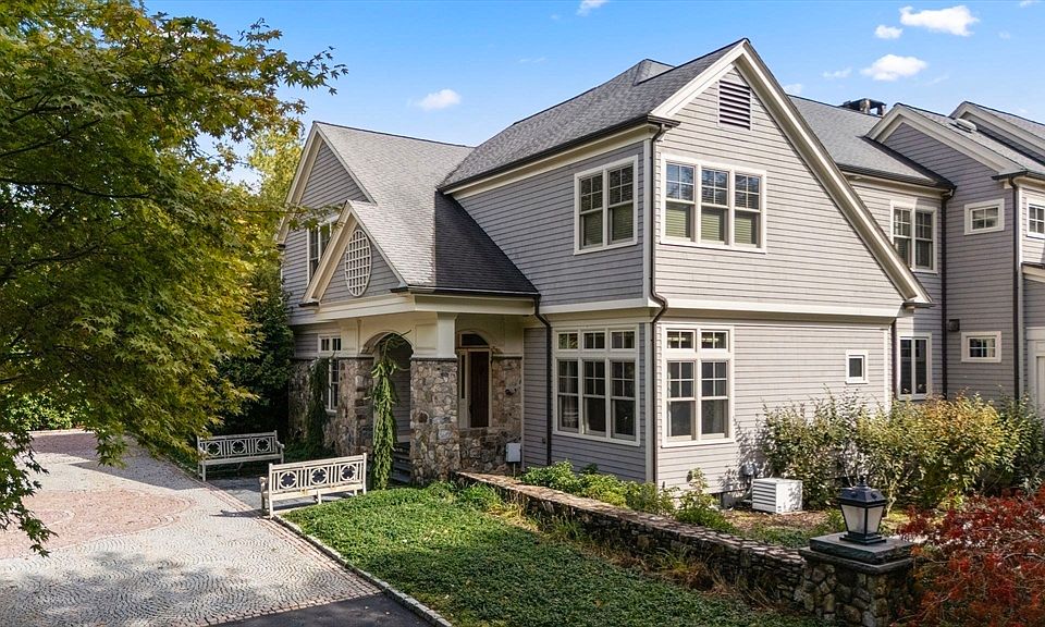 1st image of 9 Stonegate Dr