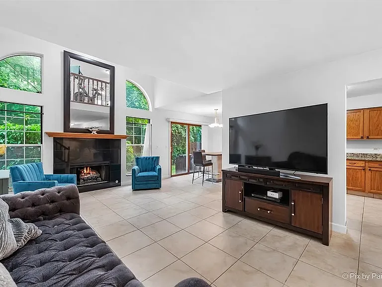 650 Hillview Ct — Photo 7
