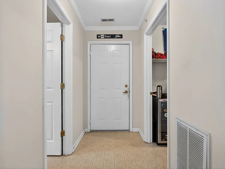 215 S Knollwood Dr — Photo 3